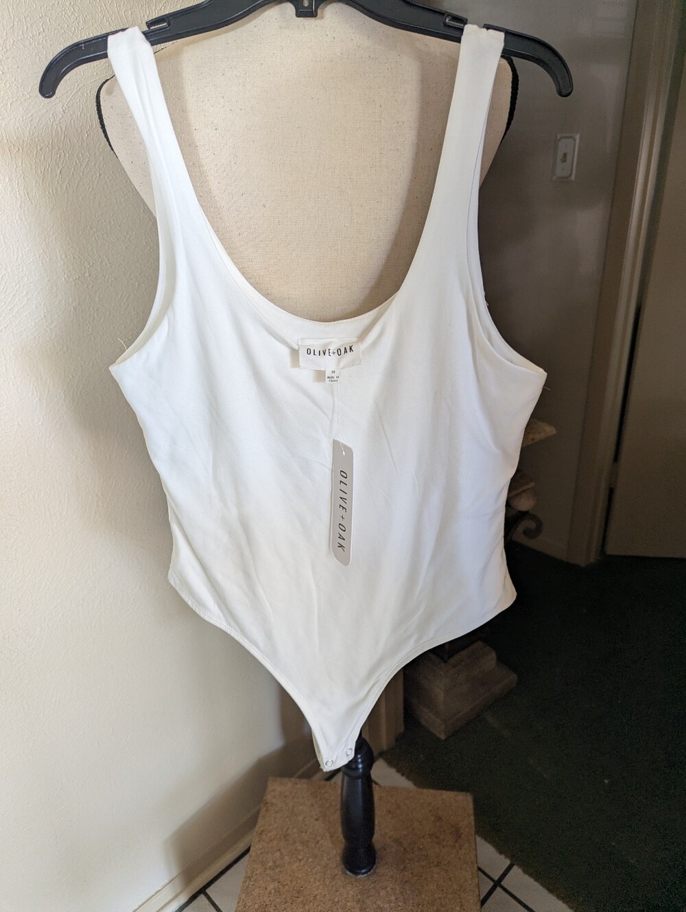 BNWT Olive & Oak Women's White/Ivory Scoop Neck Bodysuit